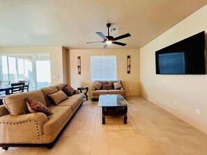 Living area - Mesilla Sunspilled House 3BR Movie Theatre (Las Cruces)