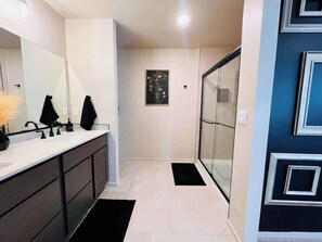 Bathroom - Mesilla Sunspilled House 3BR Movie Theatre (Las Cruces)
