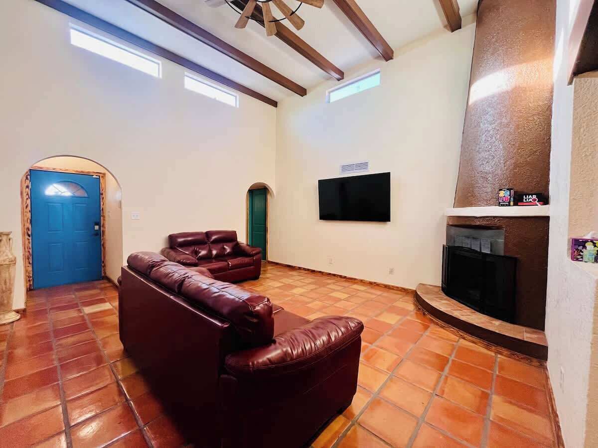 TV, fireplace