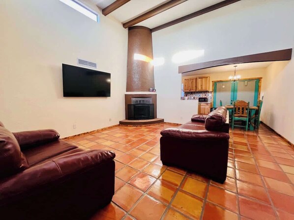 Televisión y chimenea 