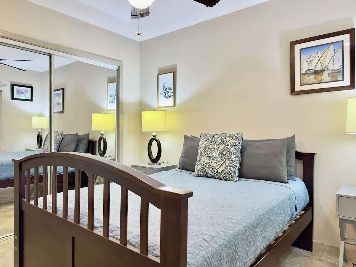 Tabla de planchar con plancha, wifi y ropa de cama 
