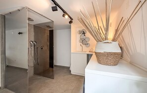 Shower, hair dryer - Cozy home in Punat with sauna (Punat)