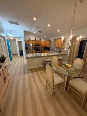 Dining - Sunny Days 3-bedroom villa 1 mile S of Lake Sumter! Golf Cart Included! (The Villages)