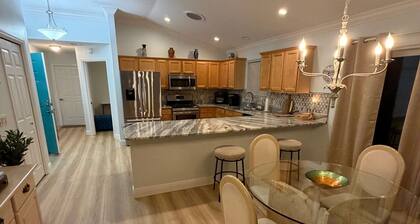 Sunny Days 3-bedroom villa 1 mile S of Lake Sumter! Golf Cart Included!
