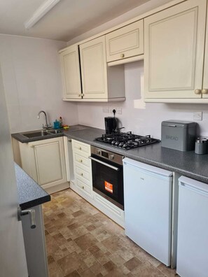 Private kitchen - Cosy 3-Bedroom Marilyn House (Bath)