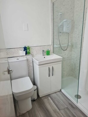 Bathroom - Cosy 3-Bedroom Marilyn House (Bath)