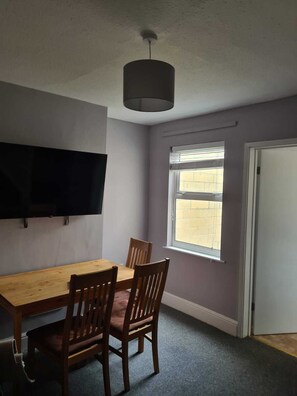 Dining - Cosy 3-Bedroom Marilyn House (Bath)