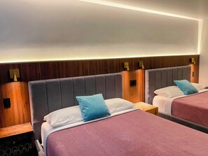 1 bedroom, iron/ironing board, WiFi, bed sheets - Waikiki Banyan Aloha Suite with AC & Free Parking (Honolulu)