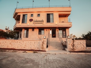 Een gebouw met twee verdiepingen, met de naam 'Salanush House of Cappadocia' op de gevel.