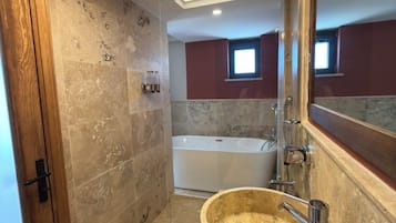 Superior kamer, balkon, uitzicht op de stad | Badkamer | Gratis toiletartikelen, een haardroger, pantoffels, handdoeken