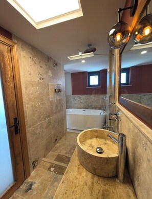 Camera Superior, balcone, vista città | Bagno