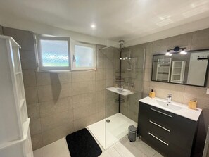 Regadera, toallas, papel de baño 