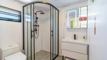 Regadera, bidet, toallas, jabón