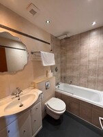 Deluxe tweepersoonskamer, uitzicht op zee | Badkamer | Gratis toiletartikelen, handdoeken, zeep, toiletpapier