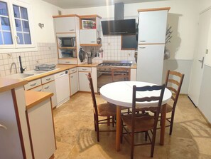Fridge, microwave, oven, dishwasher - Large gîte sleeps 14 - 6 ha - ideal for families & cousins - near La Flèche (La Chapelle-d'Aligné)