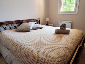 5 bedrooms, free WiFi, bed sheets - Large gîte sleeps 14 - 6 ha - ideal for families & cousins - near La Flèche (La Chapelle-d'Aligné)