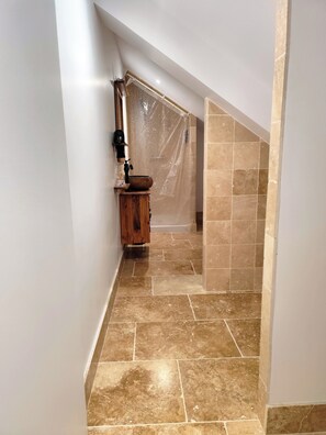 Shower, hair dryer, towels, soap - Large gîte sleeps 14 - 6 ha - ideal for families & cousins - near La Flèche (La Chapelle-d'Aligné)