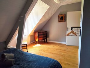5 bedrooms, free WiFi, bed sheets - Large gîte sleeps 14 - 6 ha - ideal for families & cousins - near La Flèche (La Chapelle-d'Aligné)