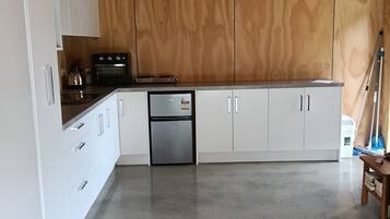 Een koelkast, een microgolfoven, een oven, een kookplaat