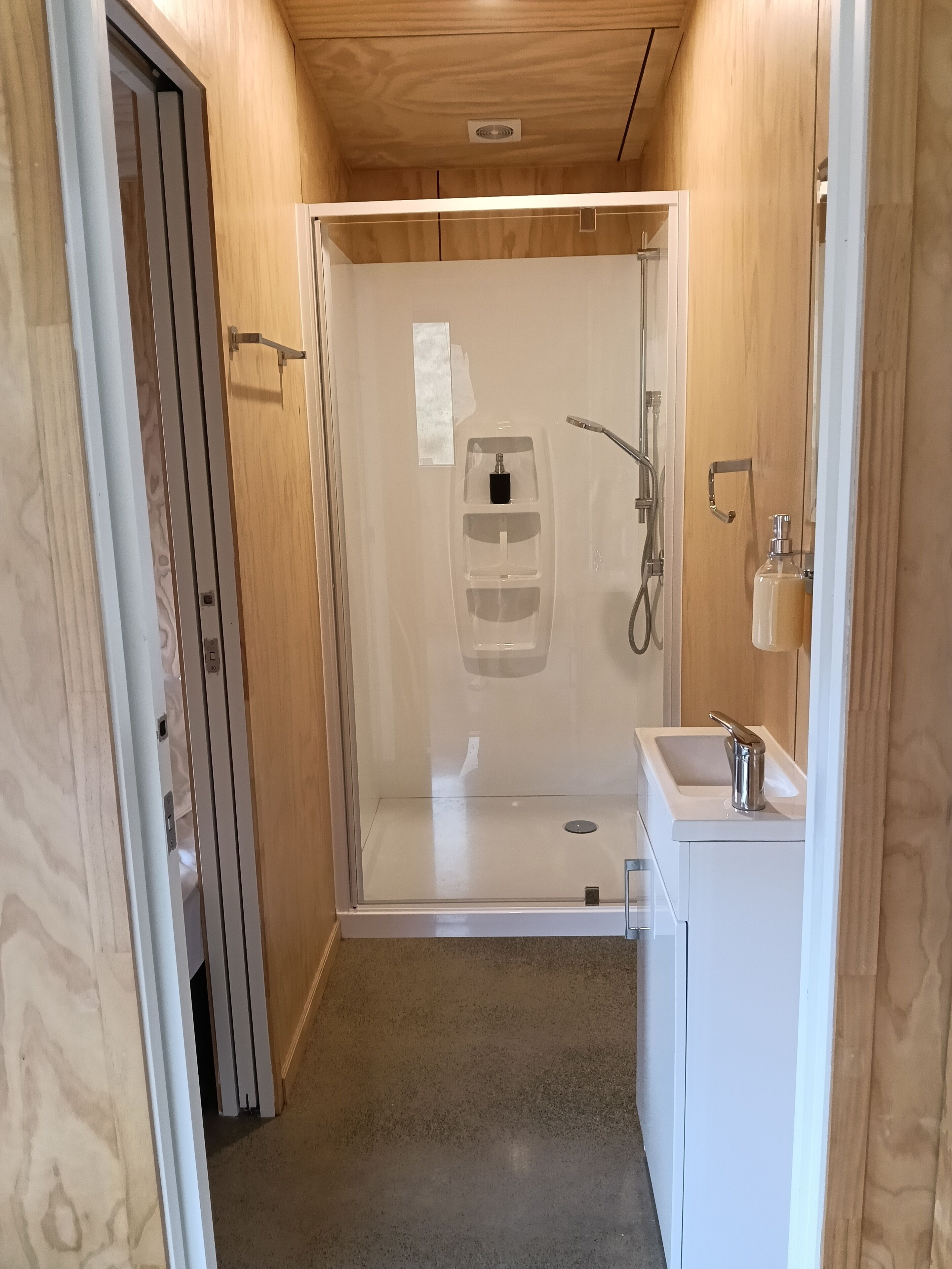 Een douche, een haardroger, handdoeken, zeep