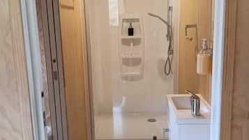 Een douche, een haardroger, handdoeken, zeep