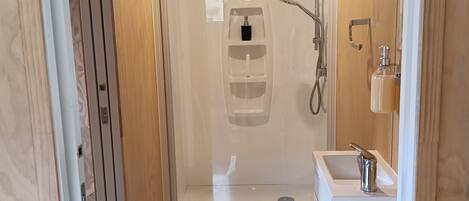 Dusj, hårføner, håndklær og såpe