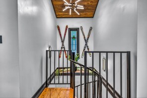 Interior - Cozy 2-bedroom cabin/Amazing Views/Movie Theatre (Gatlinburg)