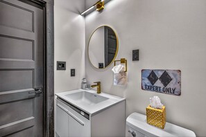 Shower, hair dryer, towels, soap - Cozy 2-bedroom cabin/Amazing Views/Movie Theatre (Gatlinburg)