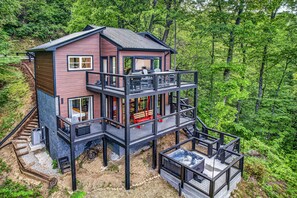 Exterior - Cozy 2-bedroom cabin/Amazing Views/Movie Theatre (Gatlinburg)