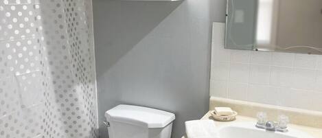 Séchoir à cheveux, serviettes fournies, papier de toilette