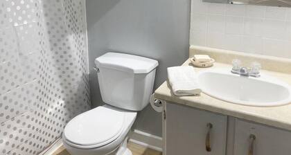 Cozy 2 bedroom apartment in downtown St. Thomas. Close to all amenities