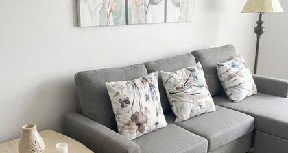 Cozy 2 bedroom apartment in downtown St. Thomas. Close to all amenities