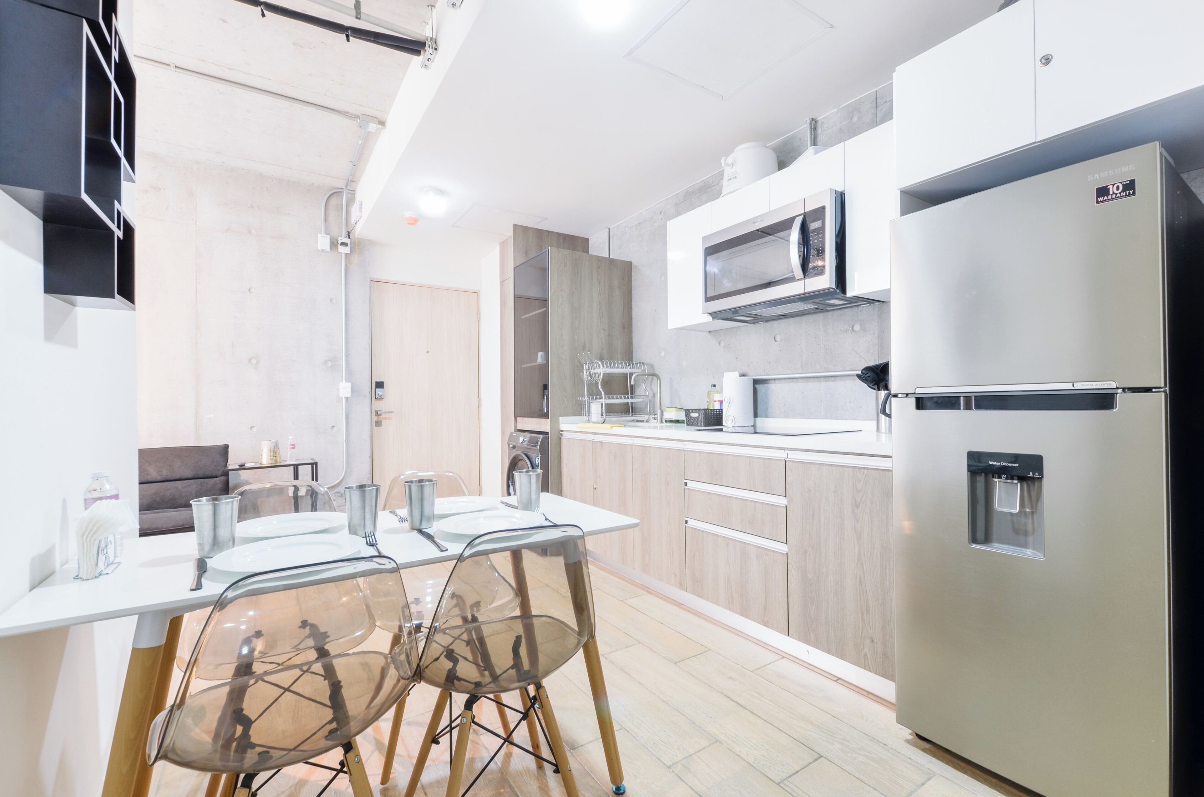 Suite Confort, vistas a la ciudad | Cocina privada | Frigorífico grande, microondas, placa de cocina y utensilios de cocina