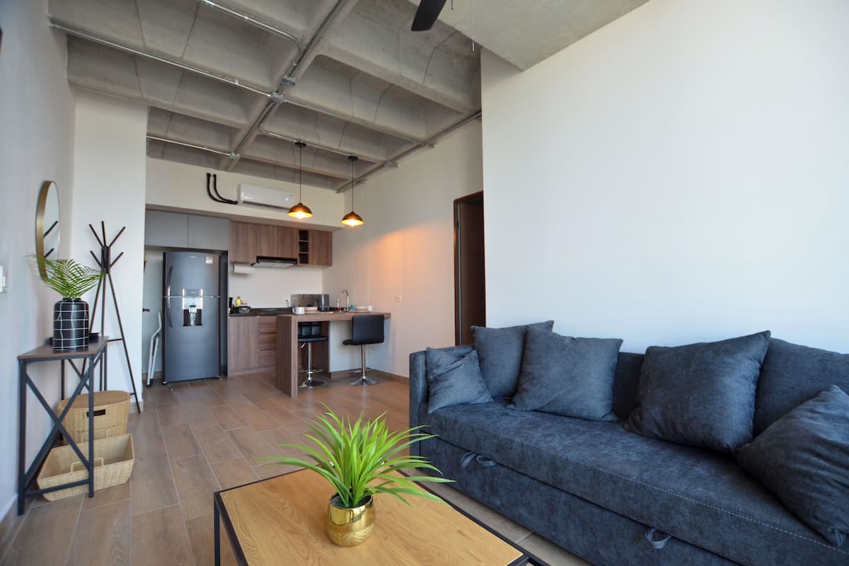 Suite City, balcón, vistas a la ciudad | Zona de estar | Smart TV de 60 pulgadas con canales digitales, servicios de streaming