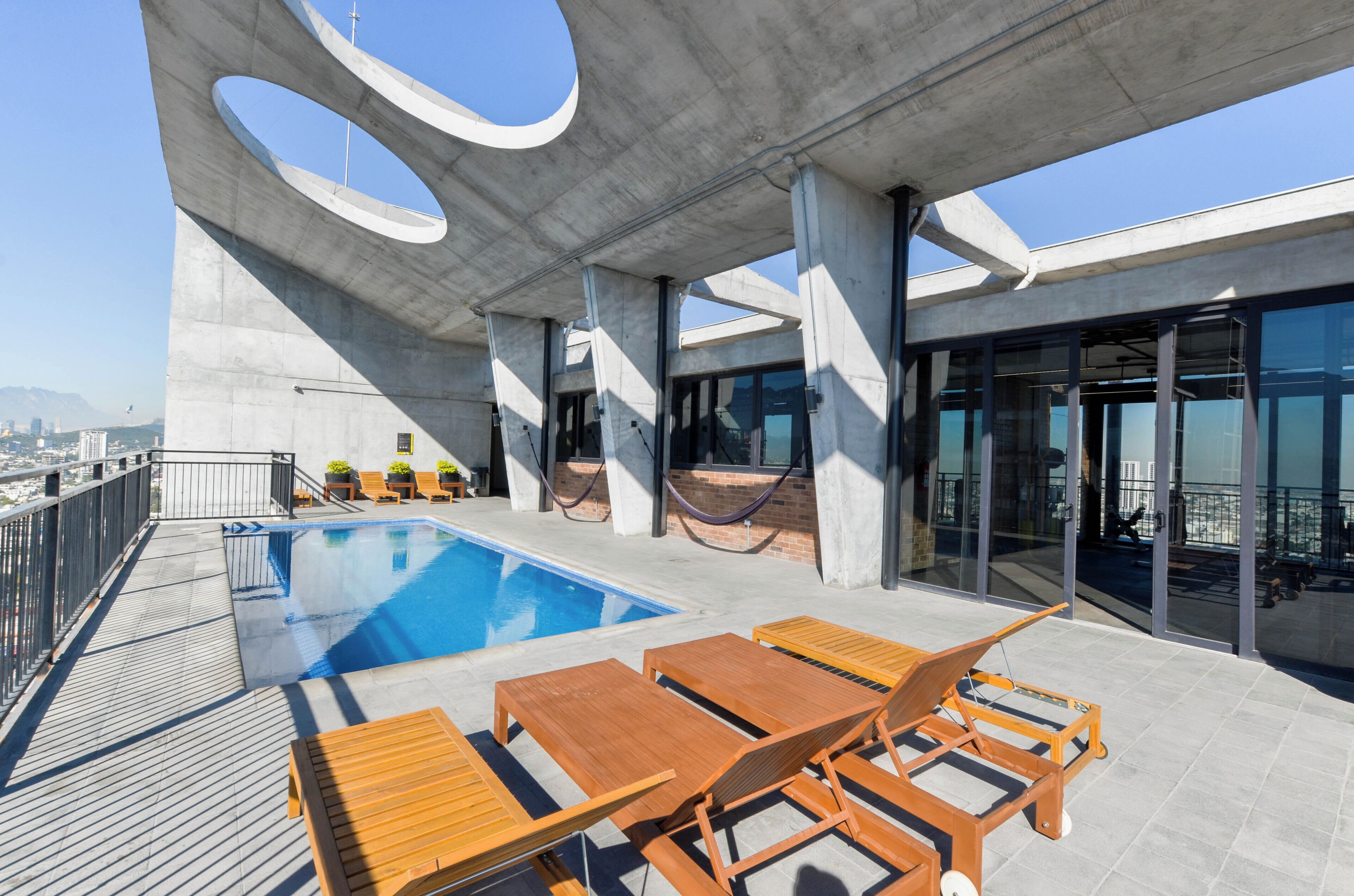 Una piscina al aire libre de temporada