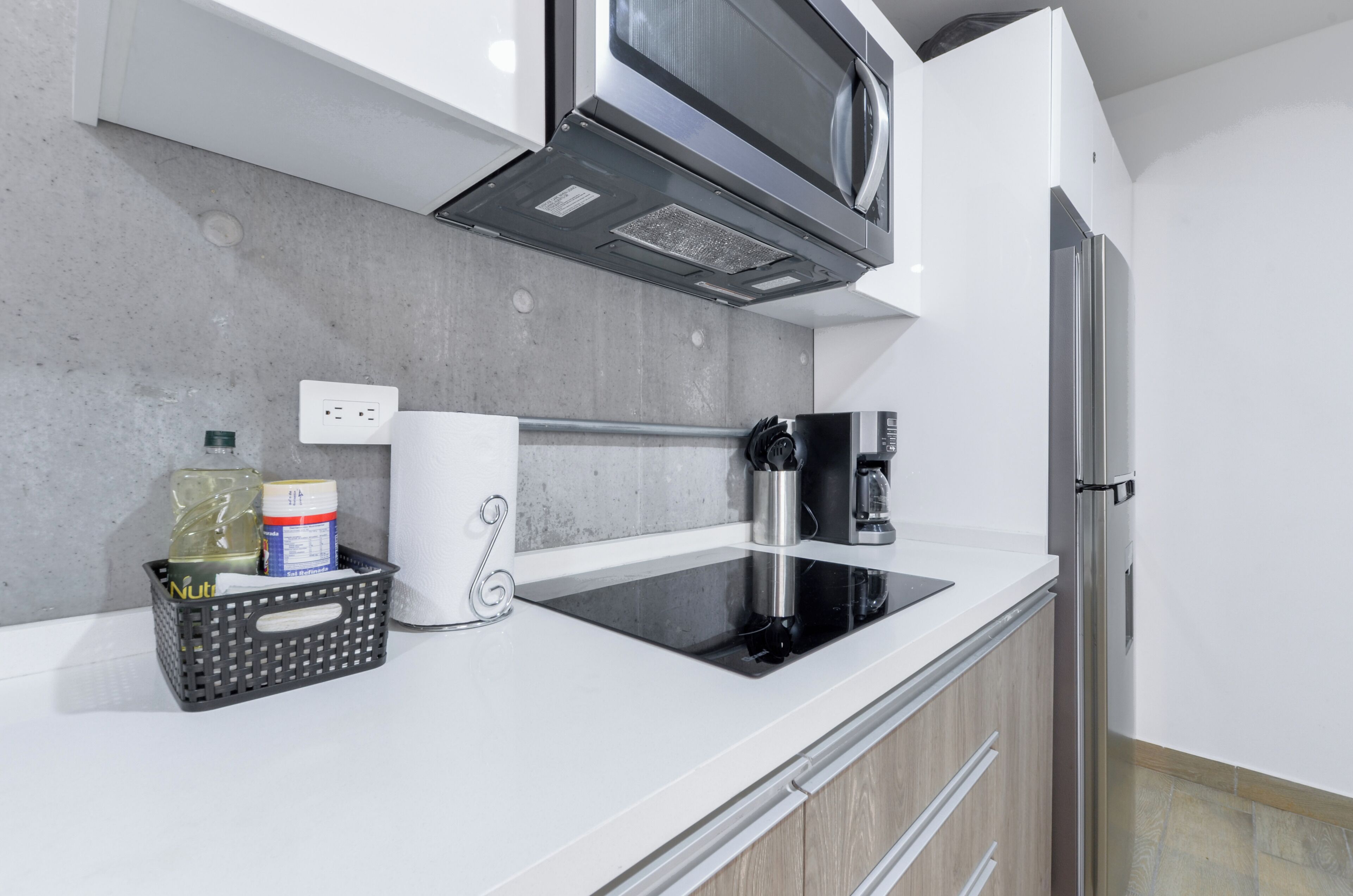 Suite Confort, vistas a la ciudad | Cocina privada | Frigorífico grande, microondas, placa de cocina y utensilios de cocina