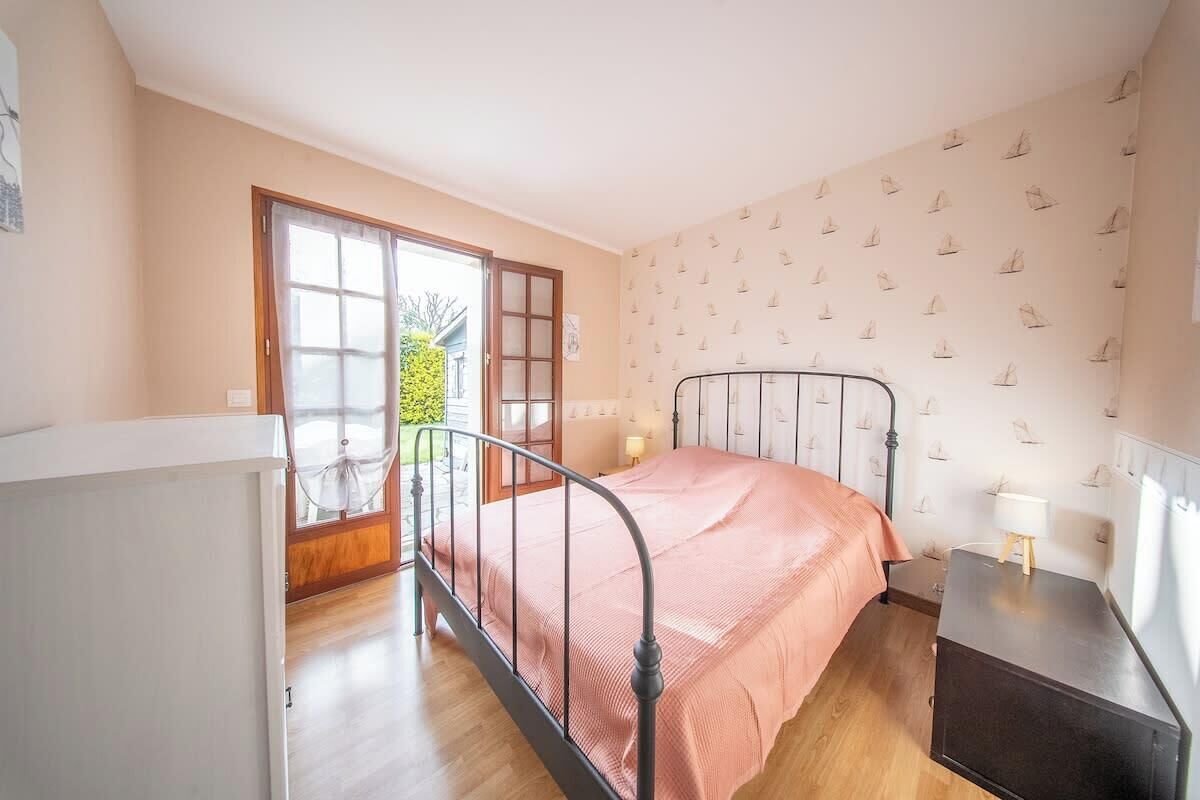 4 bedrooms, travel crib, WiFi