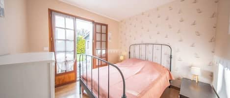 4 bedrooms, travel crib, WiFi