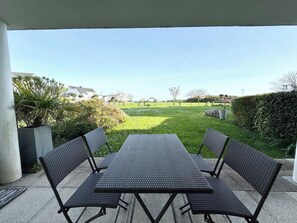 Outdoor dining - Bel appartement face à la mer – Terrasse et jardin (Larmor-Plage)