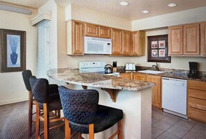 Private kitchen - Beautiful 2-bedroom 2- bath condo in Seaside! At the Promenade  (Seaside)