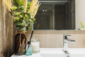 Shower, hair dryer, towels, shampoo - HOM | Metro InesDeSuarez | Providencia | Parking (Providencia)