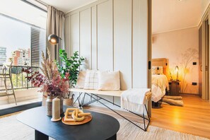 Interior - HOM | Metro InesDeSuarez | Providencia | Parking (Providencia)