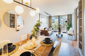 Dining - HOM | Metro InesDeSuarez | Providencia | Parking (Providencia)