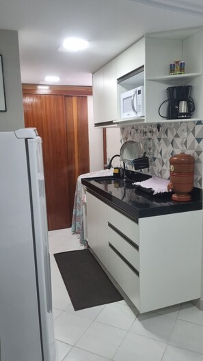 Private kitchen - Cabo Branco apartment in João Pessoa, 180 meters from the beach. (JOAO PESSOA)