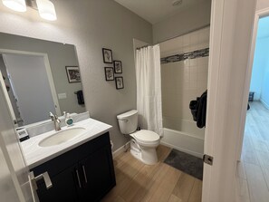 Hair dryer, towels, soap, toilet paper - Single Story Ranch l New Build l RMNP l 3bd 2bath l Game room (Loveland)