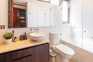 Een douche, een haardroger, handdoeken, shampoo