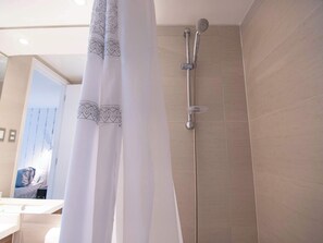 Shower, hair dryer, towels, shampoo - HOM ELITE | MallParqueArauco | AireAcond l Parking (Las Condes)