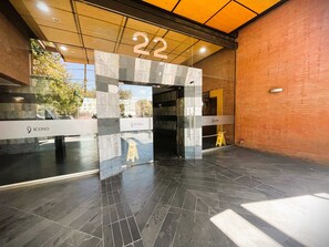 Interior - HOM I Cerca del metro Escuela Militar, Parking, AC (Las Condes)