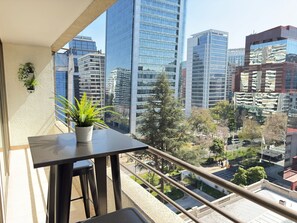 Outdoor dining - HOM | Metro Alcántara | Parking | Calefacción-WiFi (Las Condes)