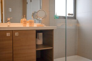 Shower, hair dryer, towels, shampoo - HOM | Parking | Mall Parque Arauco | Las Condes (Las Condes)